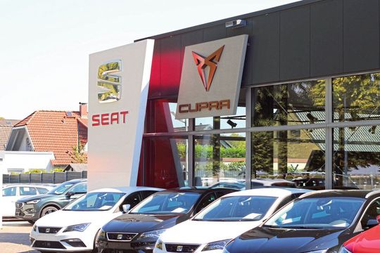 In Holzwickede vertreibt Heinen neben Kia, Suzuki und Seat jetzt auch Cupra.(Bild:  Autohaus Heinen)