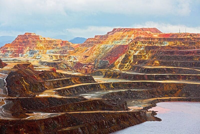 Bild 1: Die Kupfermine Rio Tinto in Spanien: Das neue Gütesiegel   „Copper Mark“ sorgt für einen umfassenden Nachhaltigkeitsansatz und beinhaltet eine glaubwürdige Überprüfung der Praktiken an Kupferproduktionsstandorten, einschließlich Bergwerken, Hütten und Raffinerien.  (Kupferinstitut/Shutterstock)