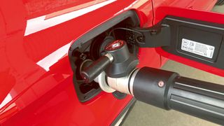 Erdgasfahrzeuge brauchen eine spezielle Betankungstechnik, die aber an immer weniger Tanstellen verfügbar ist. (Bild: Grimm/»kfz-betrieb«)