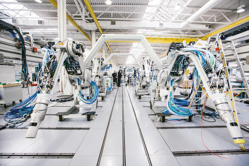 Bild 2: Weil jeder Robotertypus andere Bewegungsabläufe ausführt und unterschiedlich aufgebaut ist, sind auch die Anforderungen an die Kabelsysteme vielfältig. (Bild: Dürr)