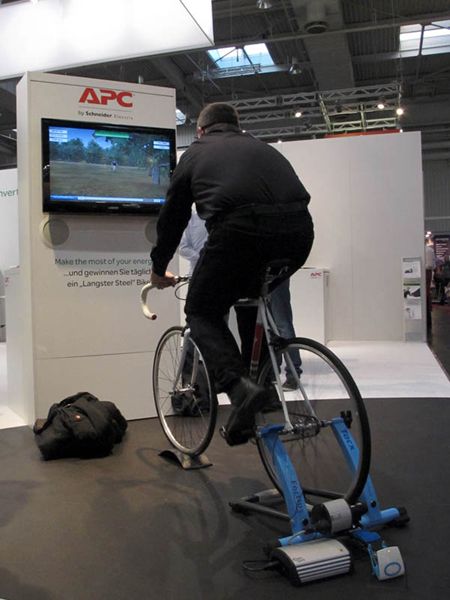 Fachbesucher am APC-Stand mussten sich für mögliche Gewinne dagegen abstrampeln. (Bild: ds)