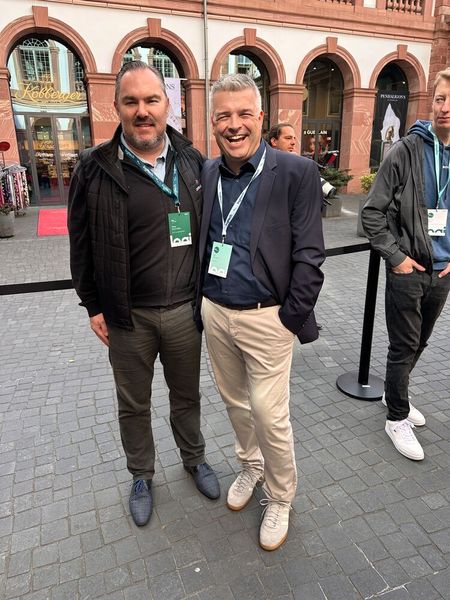 Peter Eichmüller (communicall) bleibt Kai Lehnert treu (r., der jetzt bei Logitech ist) und arbeitet weiterhin mit ihm sehr gerne zusammen. (Bild: Vogel IT-Medien )