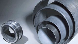 Die extrem korrosions-, hitze- und abrasionsbeständigen Ceramic Matrix Composites (CMC) mit Siliziumcarbidfaserverstärkung sind in der Energietechnik, der Wasseraufbereitung oder bei Turbinen im Einsatz, beschreibt Hufschmied. Der Werkzeugspezialist aus Bobingen kann dafür jetzt ein Zerspanungssystem bieten, das sein Können bereits bei der Bearbeitung dieser Keraman-SiC/SiC-Lagerhülsen unter Beweis gestellt hat. (Hufschmied)