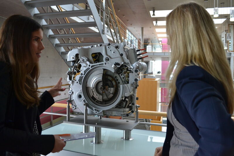 Viele Fragen zur Technik… Und eine kompetente Antwort-Geberin: Frau Münch (rechts im Bild) erklärt mir, wie ein Getriebe funktioniert.  (marconomy)