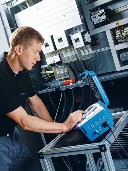 Die Frage, wie effizient die Drucklufterzeugung ist, wird bei Festo durch Erfassung und Auswertung der Messdaten unterschiedlicher Kompressorstationen präzise geklärt. (Bild: Festo)