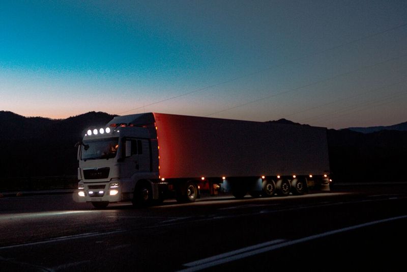 Mit einheitlichen Standards wie dem digitalen Frachtbrief (eCMR) will die Open Logistics Foundation die Digitalisierung der Logistikbranche voranbringen. (Bild: Pexels_Screeny 42 OLF)