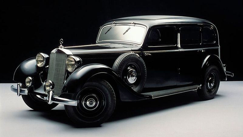 Bereits im Herbst 1933 hatte Daimler-Benz einen Dieselmotor entwickelt und in verschiedene Versuchswagen des Typs Mannheim eingebaut. Der Sechszylinder-Reihenmotor hatte 3818 cm³ Hubraum und leistete über 80 PS (59 kW) bei 2800/min. Durch die beträchtlichen Schwingungen kam es jedoch bei hohen Drehzahlen zu Rahmenbrüchen, sodass das Konzept wieder verworfen wurde. Anschließend wurde ein Vierzylindermotor mit 2,6 Litern Hubraum entwickelt und 1936 in ca. 170 Pullman-Landaulets des Typs Mercedes-Benz 230 (W 21) eingebaut. (Bild: Mercedes-Benz)