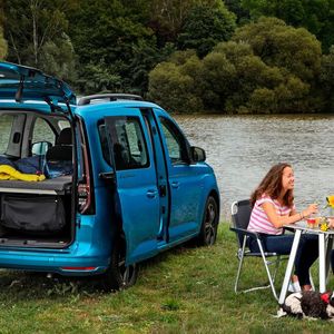 Der Newcomer startet zu Preisen von rund 29.900 Euro in Verbindung mit dem 2,0-Liter-Diesel mit 55 kW/75 PS und der Basislänge von 4,50 Meter. Die 10 Zentimeter längeren Maxi-Versionen kosten rund 2.500 Euro mehr.(Bild:  VW)