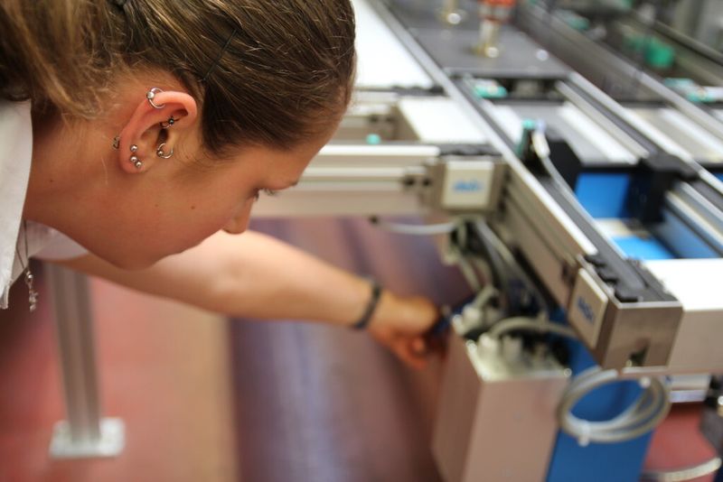 Lisa Bahr, Energiescout der ersten Generation, gibt ihre Erfahrungen an die neue Gruppe weiter. (Bild: Itasse)