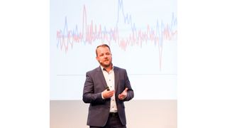 Daniel Fritz, Marketingleiter der AHG-Gruppe, zeigte auf dem Mobile.de Weckruf 2019 auf, wie das Handelsunternehmen seine Onlinepräsenz mithilfe der Analyse von Nutzerdaten umbaute. (Bild: Daniela Hütter)
