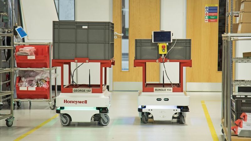 Bei Honeywell Analytics sorgen drei MiR100 dafür, dass die Belegschaft von monotonen Trans- portaufgaben entlastet wird. Dadurch können die Mitarbeiter wieder gezielt an den Produktionslinien arbeiten. (MiR)