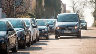 Derzeit kostet ein Bewohnerparkausweis in Berlin 10,20 Euro im Jahr.  (Bosch)