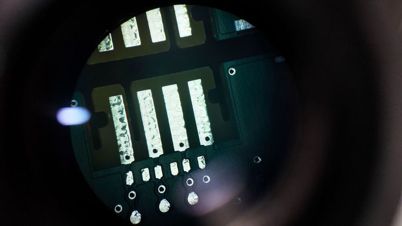 Unter der Lupe: HASL eignet sich vor allem für einfachere, robuste Anwendungen wie Industrieelektronik, Steuerungen oder THT-bestückte Baugruppen.(Bild:  CEE PCB)