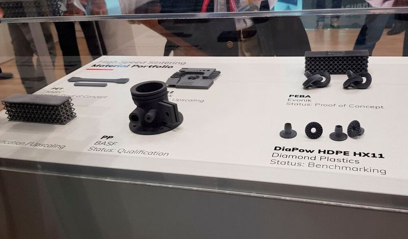 Das für das Lasersintern entwickelte Pulver Dia-Pow HDPE HX 11 von Diamond Plastics wurde nun für das binderbasierte HSS-Verfahren von Voxeljet qualifiziert. Es findet Anwendung in der Herstellung von Produkten für die Lebensmittel- und Verpackungsindustrie.  (Bild: D.Quitter / VCG)