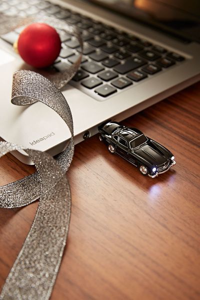 Der USB-Stick Mercedes 300 SL bietet eine Speicherkapazität von 8 GB und kostet um die 20 Euro. (Tchibo)