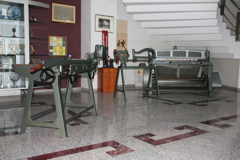 Historische Durma-Maschinen im Foyer des Herstellers. (Bild: Itasse)