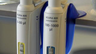 Der Pipettenhalter haftet an jeder Oberfläche. (Archiv: Vogel Business Media)