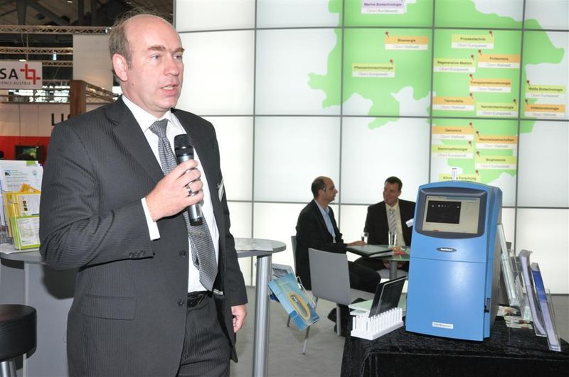 Seit drei Monaten ist das neue digitale Imaging Komplettsystem FluorChem E von Biozym in Deutschland auf dem Markt. Die
digitale Dunkelkammer für Chemilumineszenz-Labelling, Fluoreszenz-Anwendungen und colorimetrische Färbungen ermöglicht
Westernblot-Detektion in kürzester Zeit, lange Vorversuche für die optimale Belichtungszeit entfallen. (Archiv: Vogel Business Media)