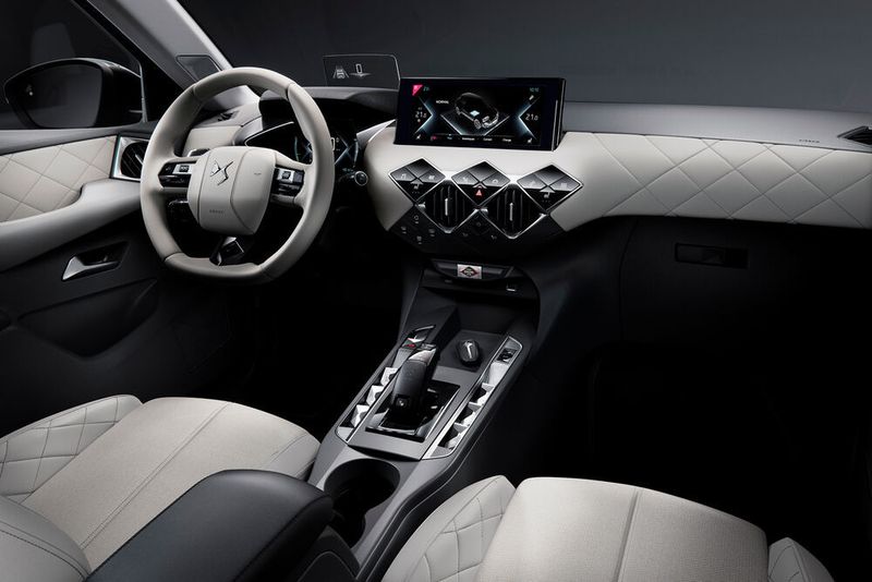 Der Innenraum ist aus dem regulären DS 3 Crossback bekannt. (DS)