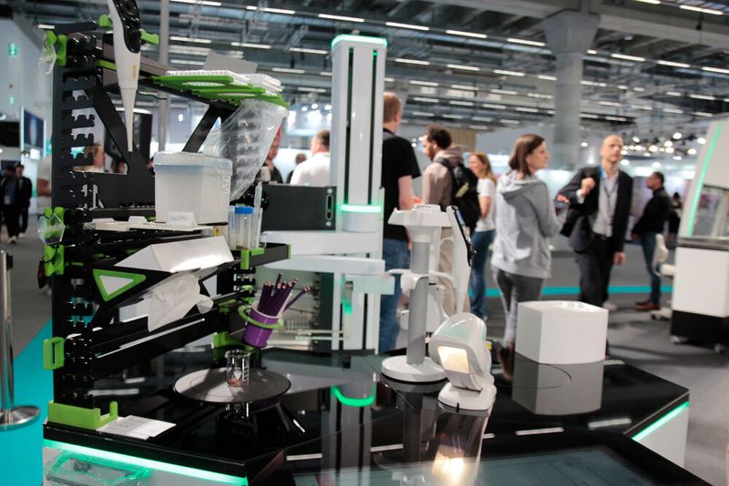 Auch die individuell zusammenstellbaren Labor-Racks von Better Basics haben einen Platz auf den sechseckigen Labormodulen der Aktionsfläche gefunden.  (Bild: VCG – Lüttmann)