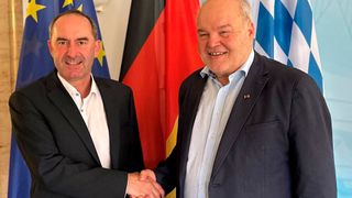 Albert Vetterl (r.), Präsident des bayerischen Kraftfahrzeuggewerbes, spricht mit Hubert Aiwanger (l.), Wirtschaftsminister von Bayern, über die Gefahren, die er für die deutsche Wirtschaft und die Kfz-Betriebe befürchtet. (Bild: Kfz-Gewerbe Bayern)
