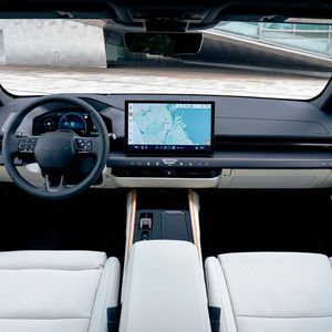 Das Cockpit dominiert der riesige, waagerecht ausgerichtete Bildschirm.(Bild:  Lexus)