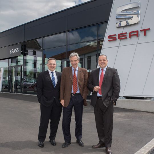 Freuen sich über die Neueröffnung (v.l.): Hans-Jürgen Kronenberg, Leiter Vertrieb bei Seat Deutschland, Ulrich Brass, Inhaber und Geschäftsführer der Auto-Brass-Gruppe und Bernhard Bauer, Geschäftsführer von Seat Deutschland. (Foto:  Seat)