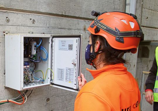 Ramona Keller, Leiterin Instandhaltung der Jura-Cement-Fabriken, beim Checken der IoT-Box, die die gesammelten Daten über die mobile Verbindung an die Premas-Cloud sendet. Ramona Keller, Leiterin Instandhaltung der Jura-Cement-Fabriken, beim Checken der IoT-Box, die die gesammelten Daten über die mobile Verbindung an die Premas-Cloud sendet.