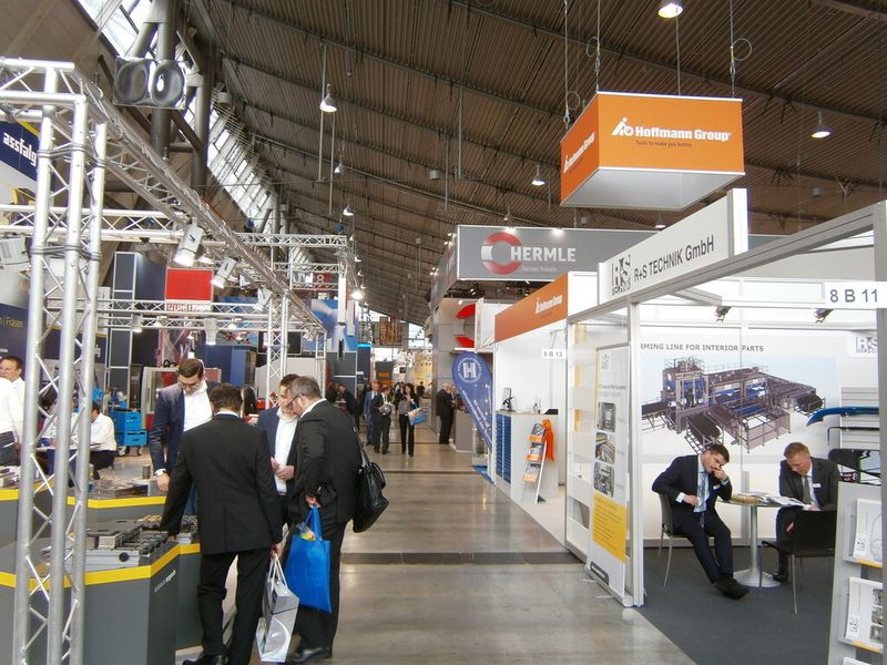 Und ab hier erleben Sie immer wieder, was es sonst noch so auf der Premiere der Moulding Expo zu erleben gab. Mit dabei sind ein Trabi, ein BMW i8, diverser Boliden der Formula Student, ein Rennsimulator, Bauteile, Werkzeugmaschinen und vieles Mehr...die Moulding Expo hat gemäß den Aussagen der Initiatoren ihr Versprechen erfüllt, der Branche eine neue, optimierte Präsentationsplattform zu bieten. (Bild: Königsreuther)