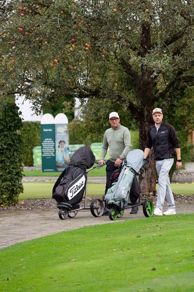 Michi Huber und Milan Dörnhöfer auf dem Weg zum Clubhaus (Bild: Hans Breitenfellner)