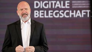 „Mehr Effizienz ist immer gut. Die Frage ist nur: Wie komme ich dort hin?”, sagte Betriebsratschef Bernd Osterloh zu den jüngst bekräftigten Produktivitätszielen von Vorstandschef Herbert Diess. (Bild: Volkswagen AG)
