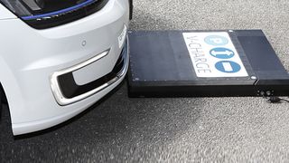 Volkswagen V-Charge: Automatisierte Fahrt auf die induktive Ladestation. (Foto: VW)