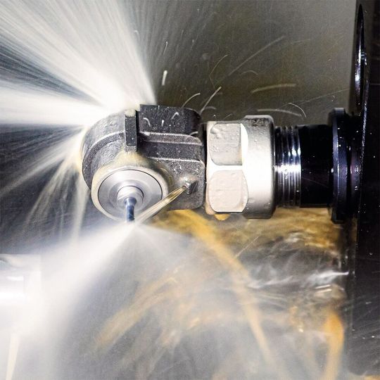 HSC nachgerüstet: Die mit Kühlschmiermittel betriebenen Spindeln Spinjet werden in den Hauptspindeln aufgenommen. HSC nachgerüstet: Die mit Kühlschmiermittel betriebenen Spindeln Spinjet werden in den Hauptspindeln aufgenommen.