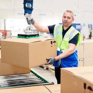 Vakuumgreifsysteme von Schmalz haben der Mannschaft im DM-Verteilzentrum Karlsruhe das Leben erleichtert. Es stand kurz vor der Überlastung. Und heute schaffen die Mitarbeiter statt 800 Pakete 1.850 Stück am Tag, bei geringerer Krankmeldungsrate.(Bild:  J. Schmalz)
