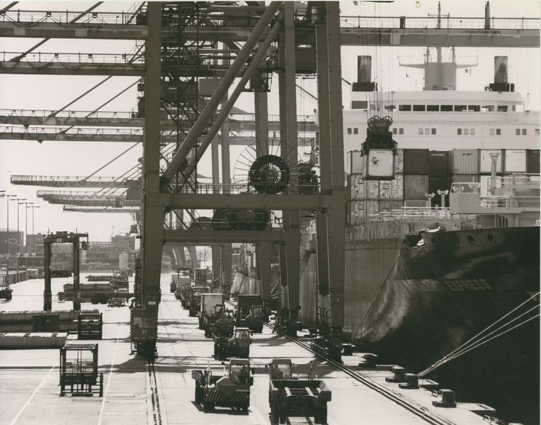 Im Frühjahr 1971 machte das erste Containerschiff am neuen Liegeplatz („CT 1“) an der Stromkaje in Bremerhaven fest. (Bild: BLG Group)