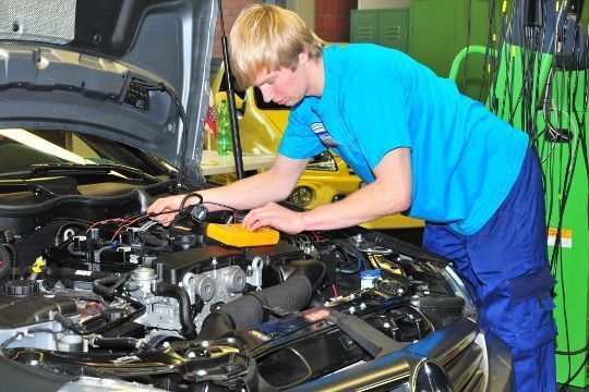 Matthias Hauk aus Thüringen diagnostiziert, warum bei dem Fahrzeug die MIL-Lampe aufleuchtet. (Schmidt)