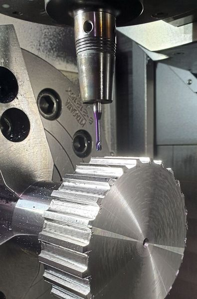 Der VHM-Speedfräser Incoolant arbeitet im zweiten Arbeitsgang die Konturen der Verzahnung heraus. (Bild: Ingersoll)