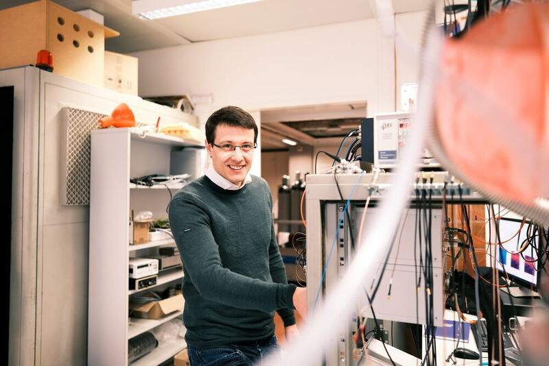 Mickael L. Perrin in seinem Labor bei der Forschung an Graphen-Nanobändern. (Empa)