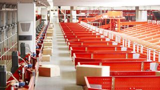 Modernste Fördertechnik macht Aschaffenburg zu einem der wichtigsten europäischen Knotenpunkte von DPD. (Bild: DPD)