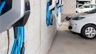 Nachdem die Ampelregierung die Förderung für Elektroautos ausgesetzt hat, macht sich die neue Bundesregierung wieder Gedanken darüber, wie Kaufanreize aussehen könnten. VDA und ADAC geht das aber nicht schnell genug und es herrscht auch noch Unklarheit ... (Bild: Spinozzza)