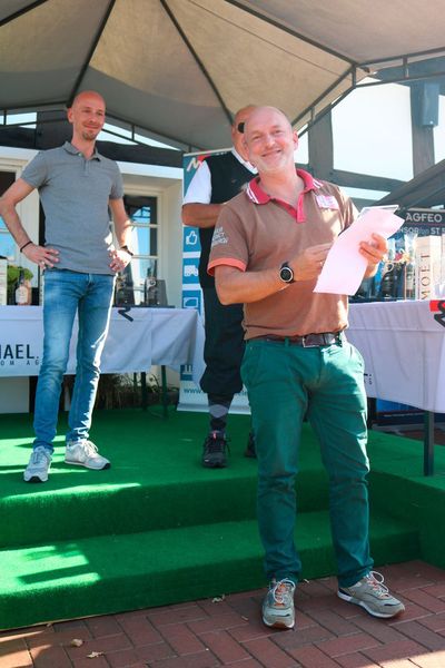 Siegerehrung: Kolja Beilicke (Röwer Sicherheits- und Gebäudetechnik) gewinnt das Turnier der „Schnuppergolfer“; im Hintergrund Oliver Hemann (MichaelTelecom) (MichaelTelecom)