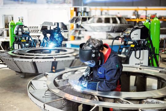 Bei der dekompakten Titan XQ puls sind zwei Drahtvorschubgeräte und zwei Gasflaschen möglich. Das macht das Arbeiten am Bauteil einfacher. Der Schweißer greift sich einfach den anderen Brenner und kann so unterschiedliche Lagen mit verschiedenen Schweißdrähten und Schweißgasen schweißen. Bei der dekompakten Titan XQ puls sind zwei Drahtvorschubgeräte und zwei Gasflaschen möglich. Das macht das Arbeiten am Bauteil einfacher. Der Schweißer greift sich einfach den anderen Brenner und kann so unterschiedliche Lagen mit verschiedenen Schweißdrähten und Schweißgasen schweißen.