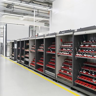 In diesen Schränken lagert ein Bruchteil der tausenden Werkzeugexemplare für den schnellen Zugriff. (Bild: Turck)
