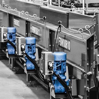 Insbesondere in großen Intralogistikprojekten können durch eine ausgewogene Kombination aus Variantenreduzierung und Energieeffizienz reduzierte Gesamtbetriebskosten (TCO) erreicht werden. (Bild: Nord Drivesystems)