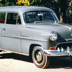 Wirtschaftswunder-Wagen: Der Opel Olympia Rekord Caravan popularisierte ab 1953 den Familienkombi und wurde bis Juli 1957 hergestellt. Nach dem Vorbild des US-amerikanischen Mutterkonzerns wurden zu jedem neuen Modelljahr Retuschen an der Karosserie vorgenommen. Am Gebrauchtmarkt führte dies zu einem höheren Wertverlust für das jeweils „alte“ Modell des Vorjahres. Erst später ließ Opel wieder wie andere europäische Anbieter seine Modelle länger unverändert.(Bild:  Opel)