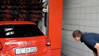 Mit kritischem Auge prüft Servicemanager Stefan Schlehl das Wascheergebnis, nachdem er die Anlage neu justiert hat.  (Holz)