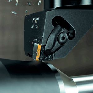 Ein Vertreter von Sandviks zweiter Generation von Inveio-Schneidsorten beim Drehen eines ISO-P-Werkstoffs der Härte 205 HB. Im Vergleich zu üblichen Wendeschneidplatten wurden mit gesteigerten Schneidparametern statt 12 nun 18 Bauteile bearbeitet, bis die Verschleißgrenze erreicht war.(Bild:  Sandvik Coromant)