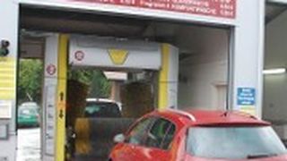 Hier verdient ein Autohaus bares Geld: Lange Öffnungszeiten und plakative Außenwerbung sind umgesetzt. (Foto: Rubbel)