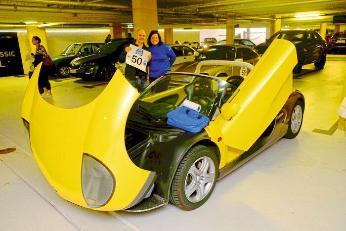Gut gelüftet: Katharina Heininger und Heinrich Nadler mit dem Renault Spider (1997). (Zietz/»kfz-betrieb«)