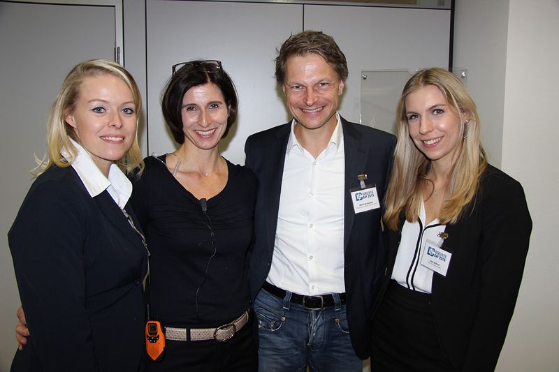 von links: Eva Kanzler, Daniela Schilling und Lisa Seifert von der Vogel IT-Akademie mit Manfred Kessler von Global Access Internet Services. ()